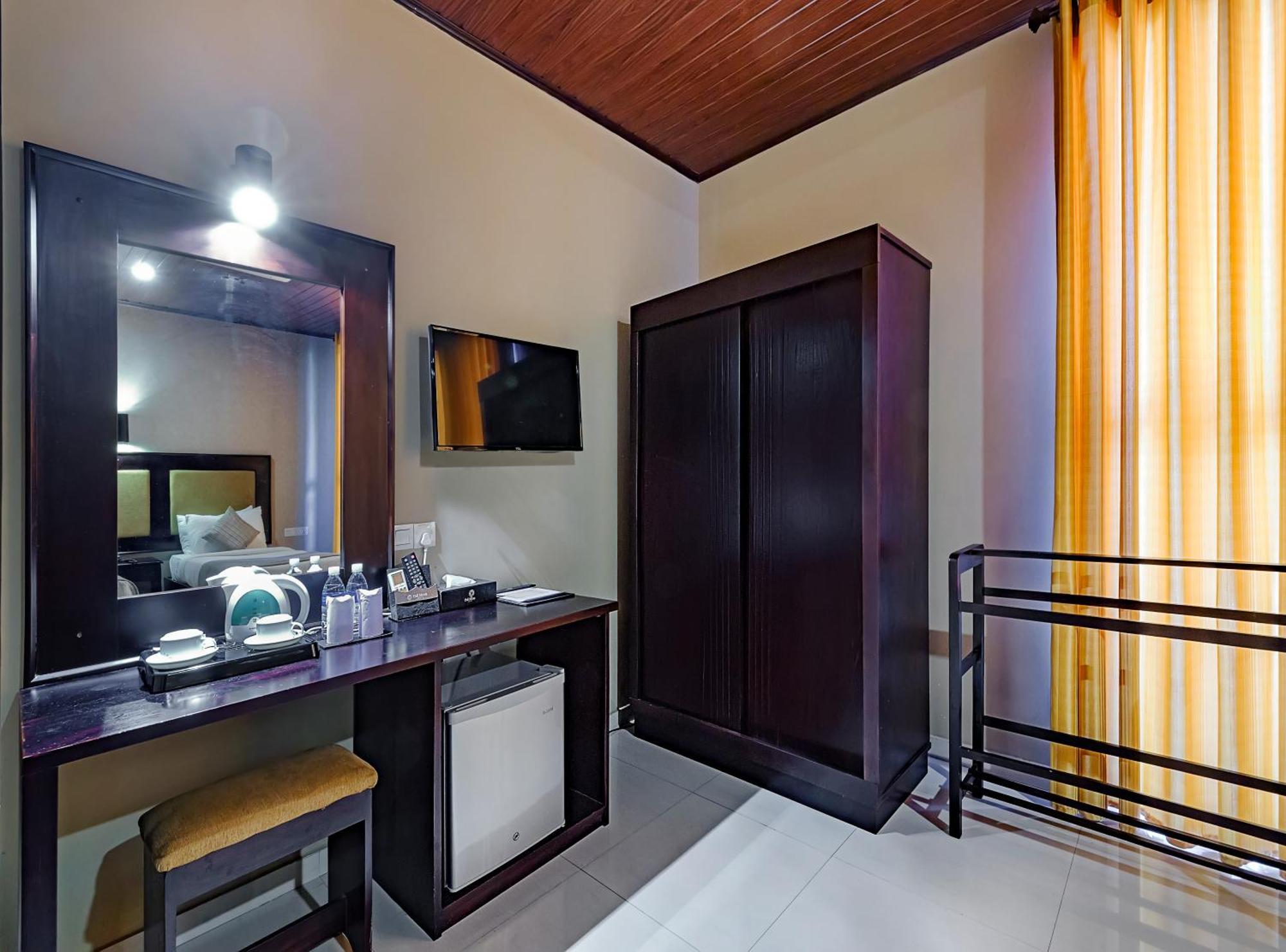 The Full Moon Hotel Katunayake Exterior photo