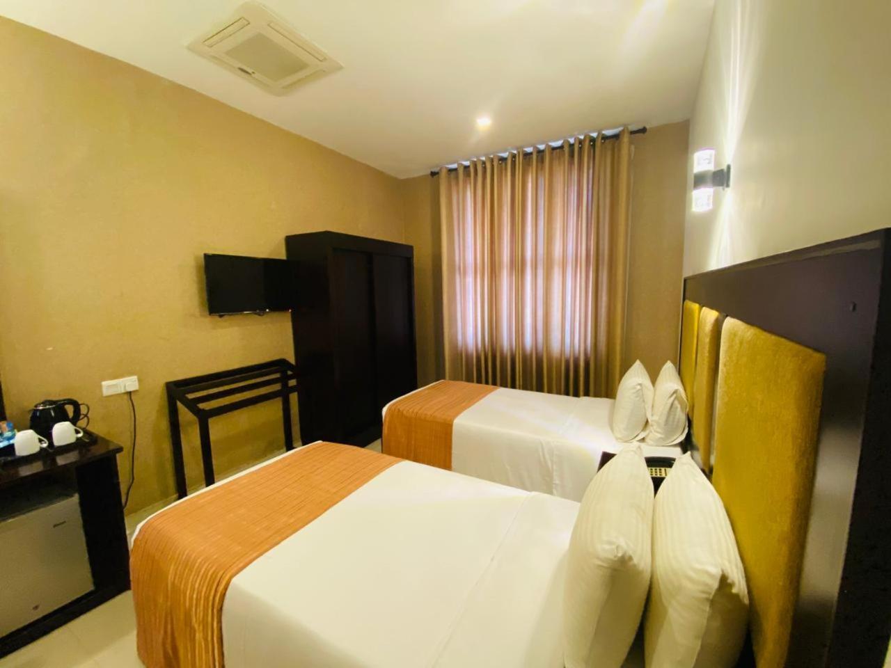 The Full Moon Hotel Katunayake Exterior photo